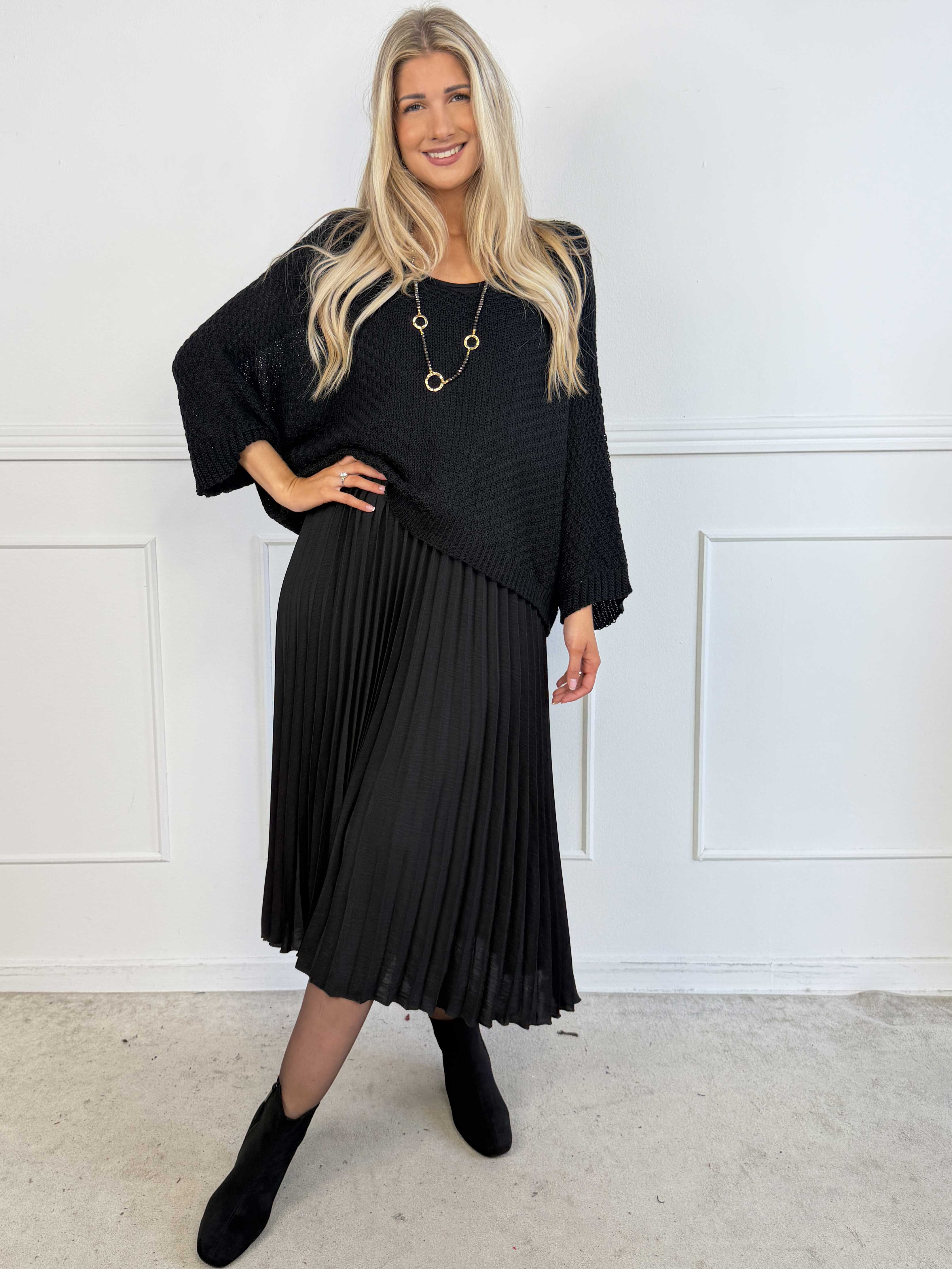 Nanna – Plus size tvådelad klänning i viskos med veckad kjol och matchande stickad överdel